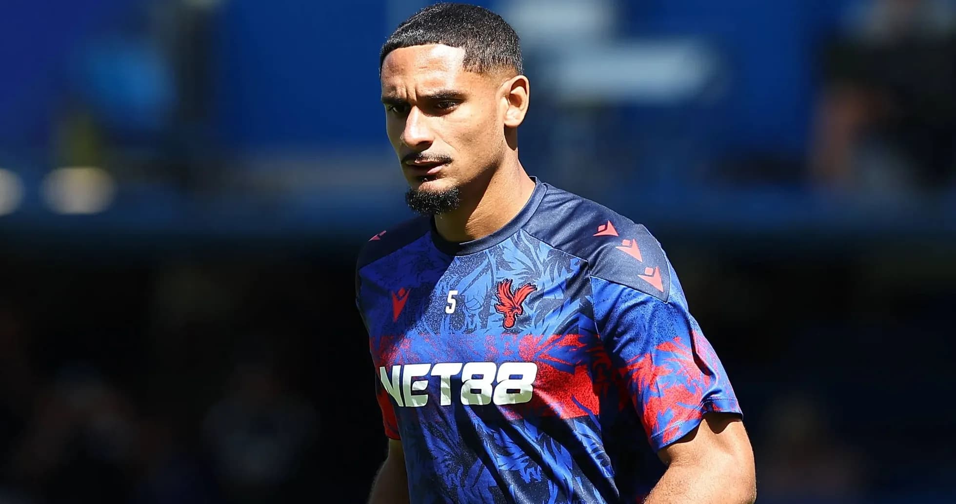 Jugador de Crystal Palace en uniforme durante calentamiento