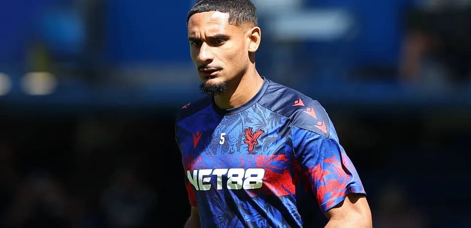 Jugador de Crystal Palace en uniforme durante calentamiento