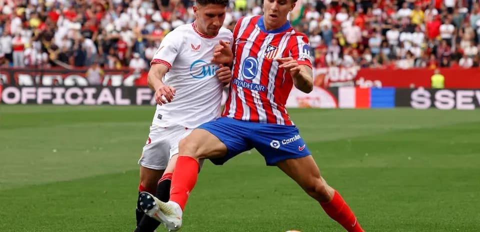 Jugadores compitiendo por el balón en el partido