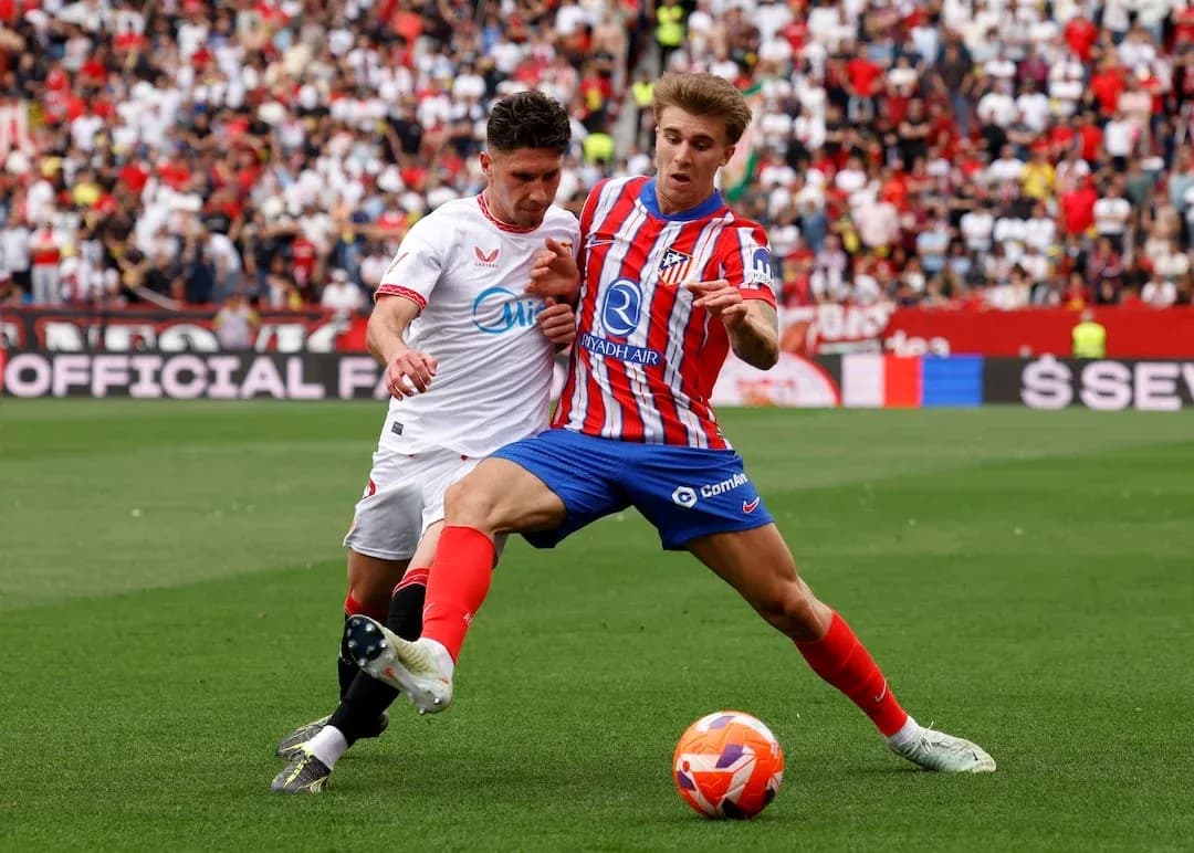 Jugadores compitiendo por el balón en el partido