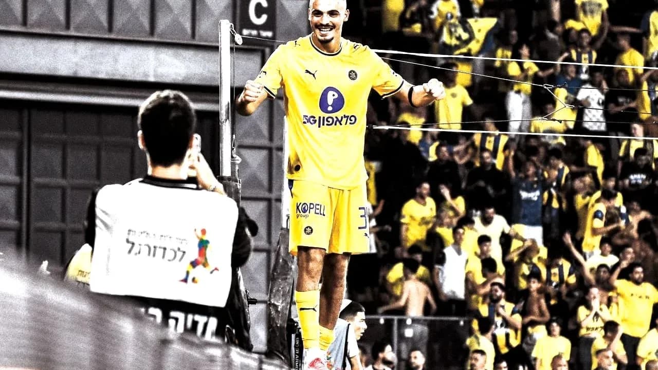 Jugador de Maccabi Tel Aviv celebrando con la afición