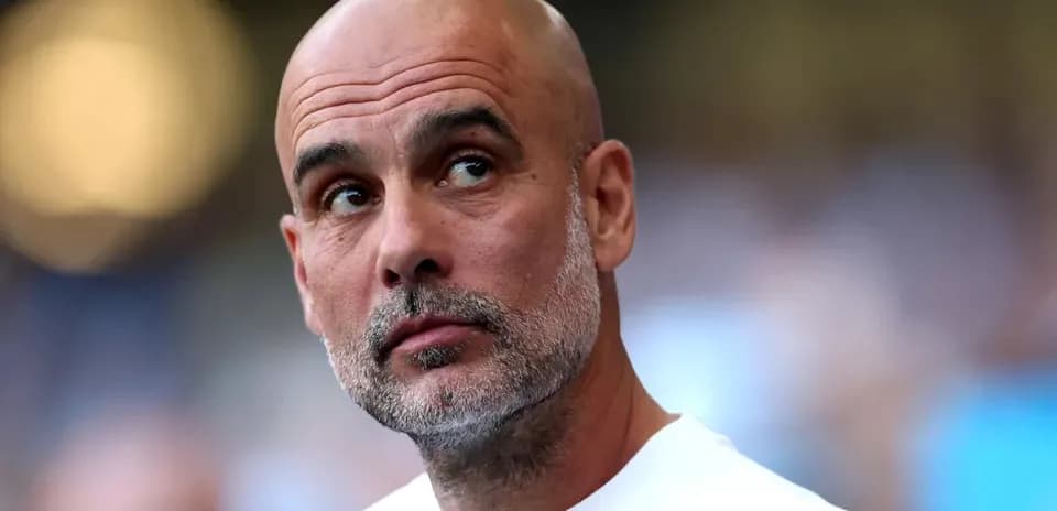Entrenador observando durante un partido en el estadio