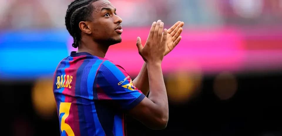 Jugador aplaudiendo en el estadio del FC Barcelona