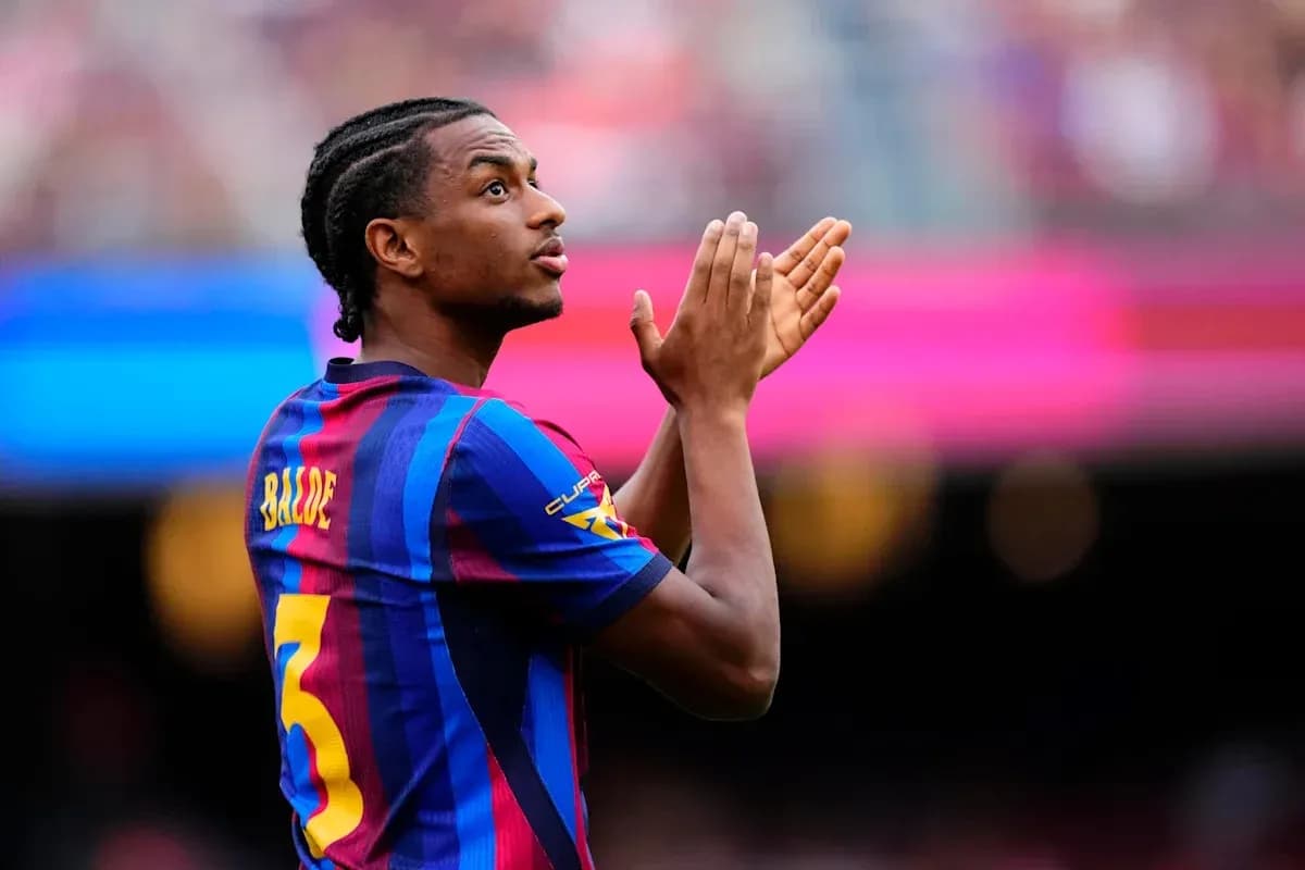 Jugador aplaudiendo en el estadio del FC Barcelona
