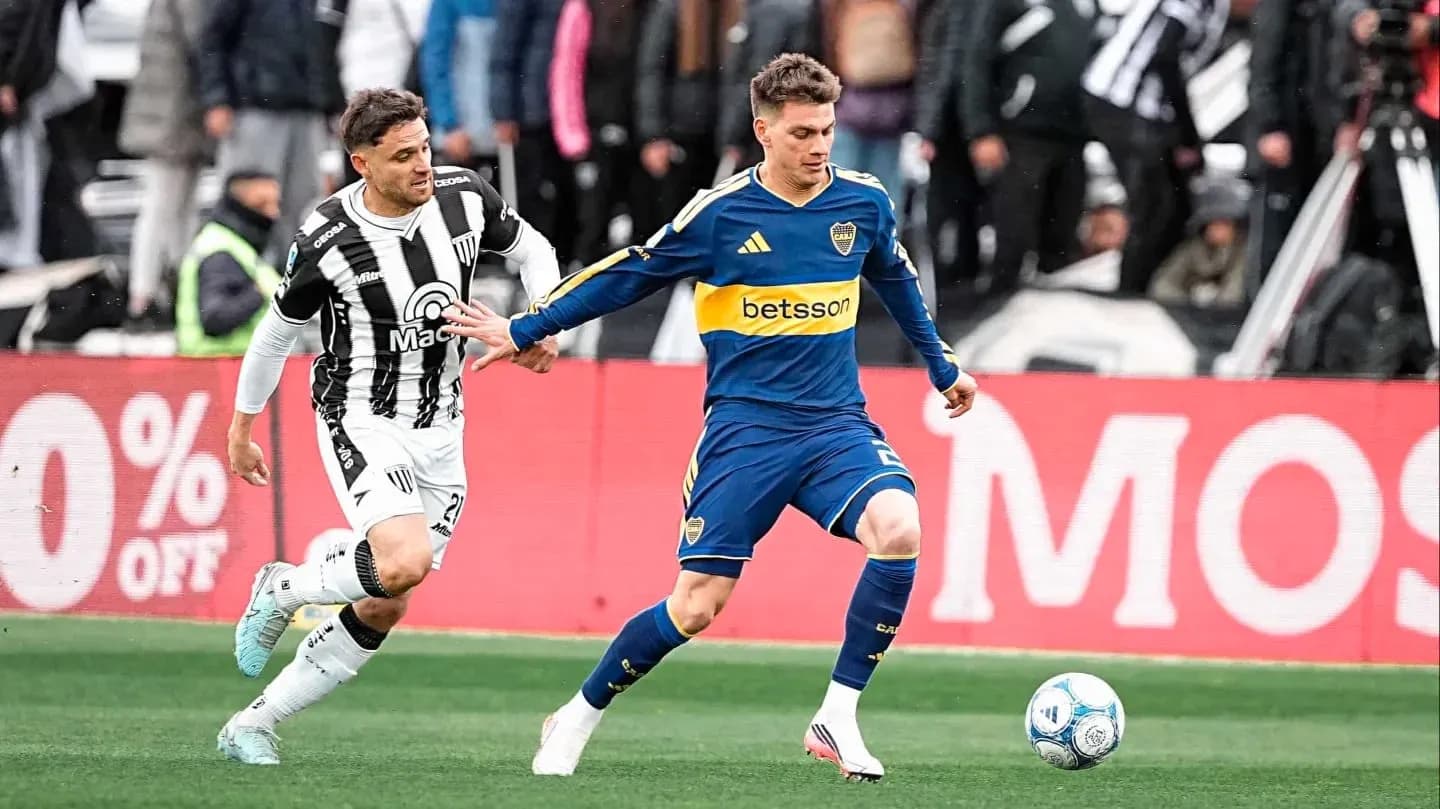 Jugadores de Gimnasia y Boca Juniors en acción