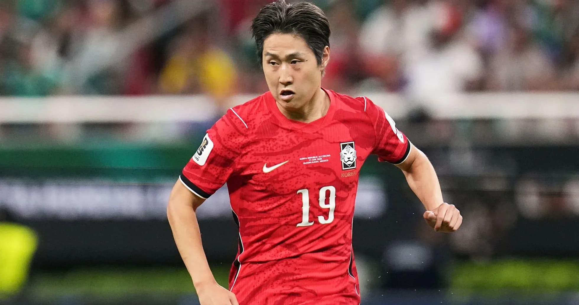 Jugador de Corea del Sur corriendo durante un partido