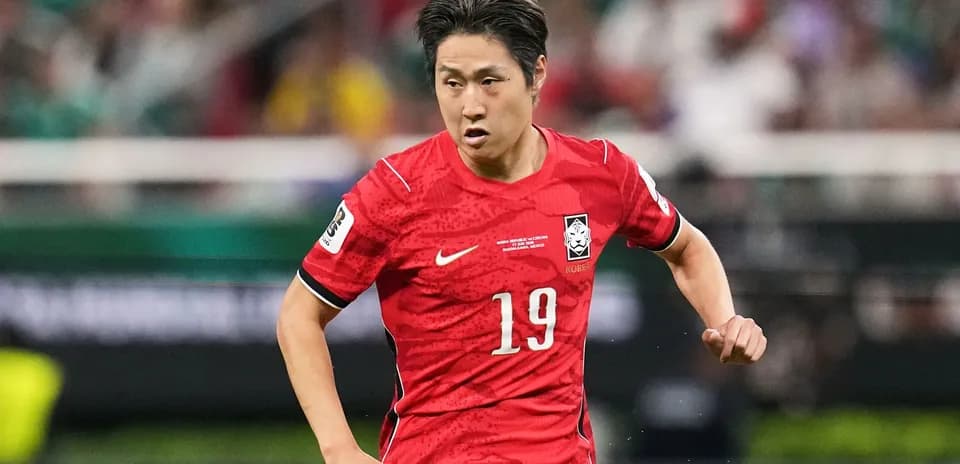 Jugador de Corea del Sur corriendo durante un partido