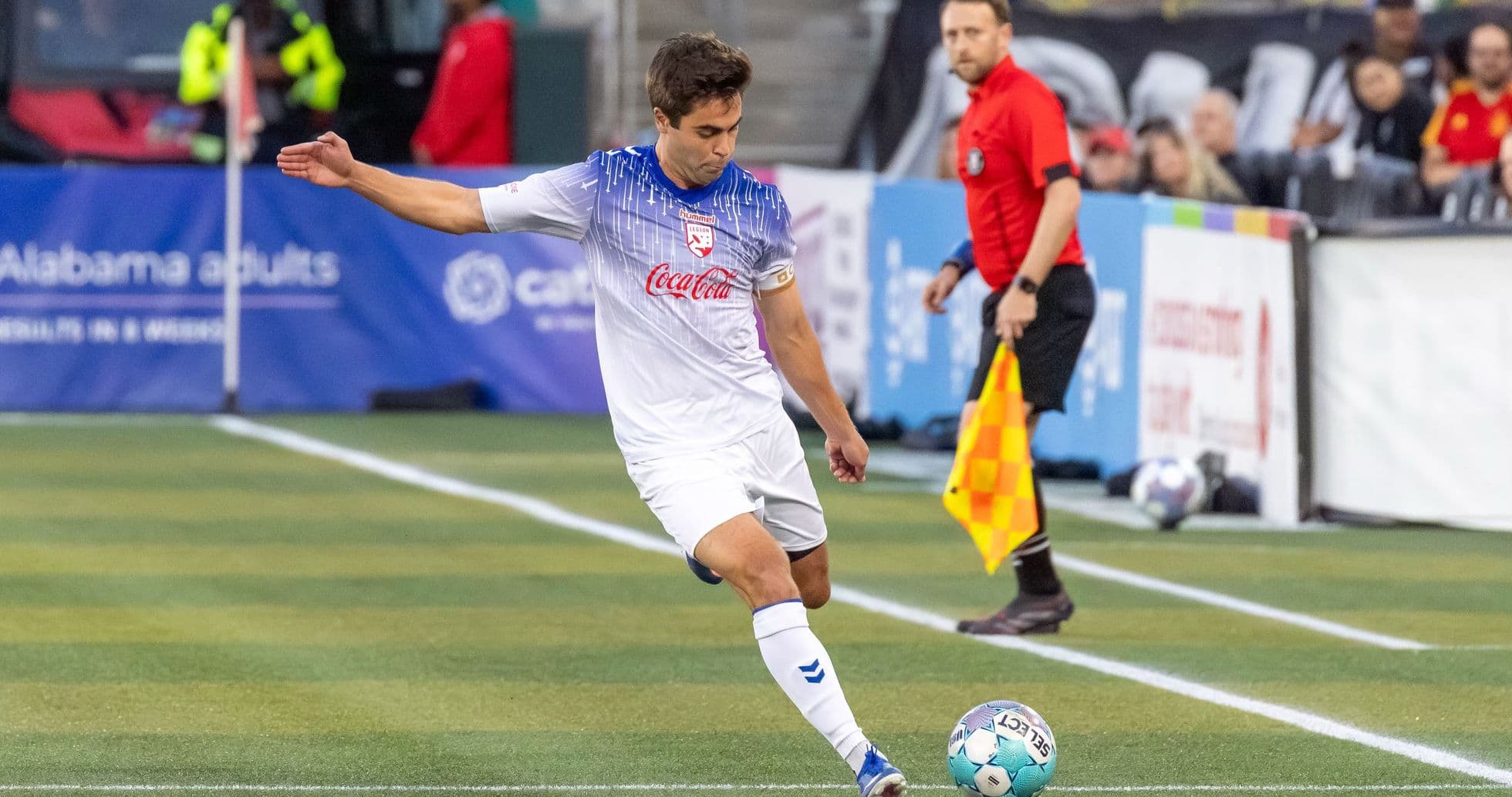 Jugador realizando un tiro de esquina en el partido