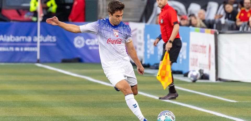 Jugador realizando un tiro de esquina en el partido