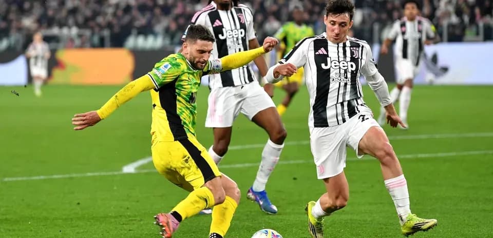 Jugadores de Juventus y rival disputando el balón