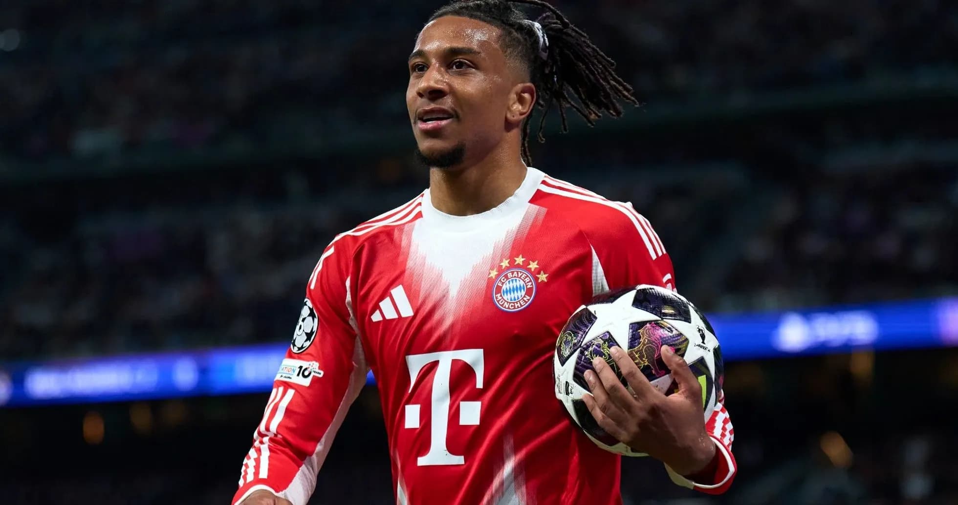 Jugador de Bayern Munich sosteniendo un balón de fútbol