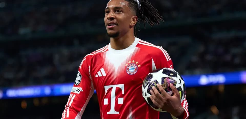 Jugador de Bayern Munich sosteniendo un balón de fútbol