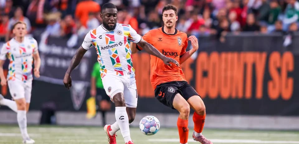 Jugador de Oakland Roots corriendo con el balón
