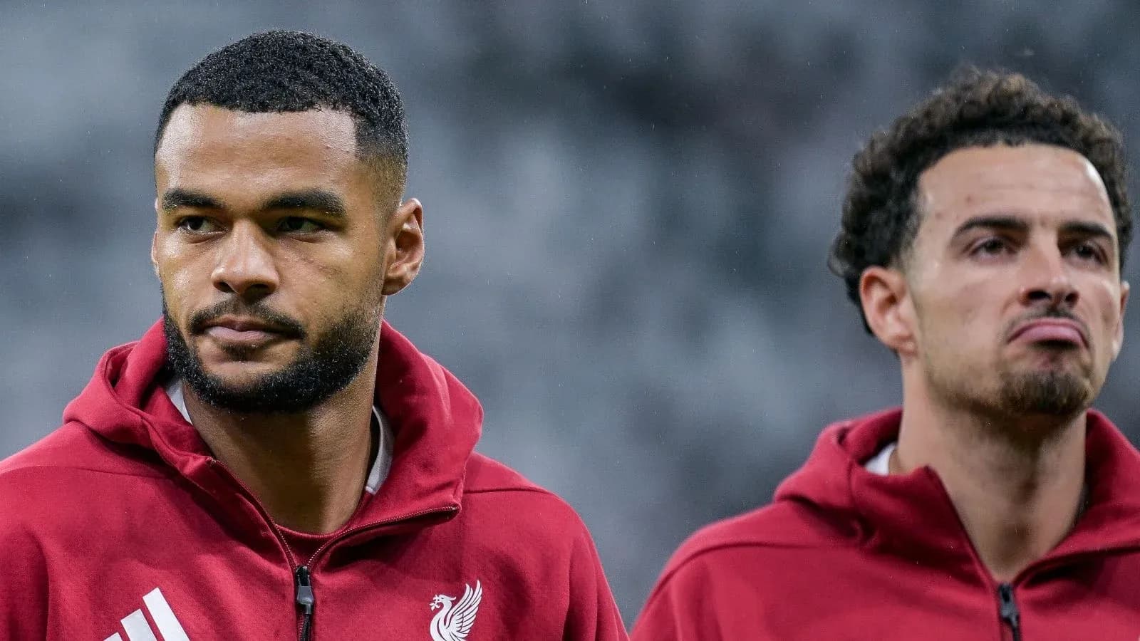 Jugadores de Liverpool en calentamiento antes del partido