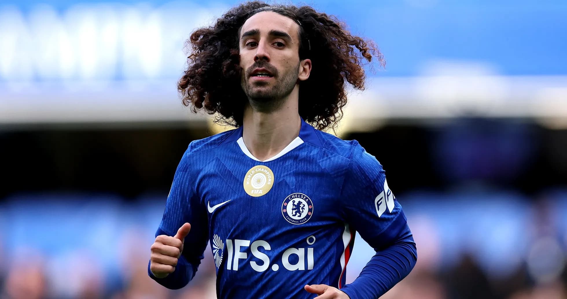 Jugador de Chelsea corriendo en el campo
