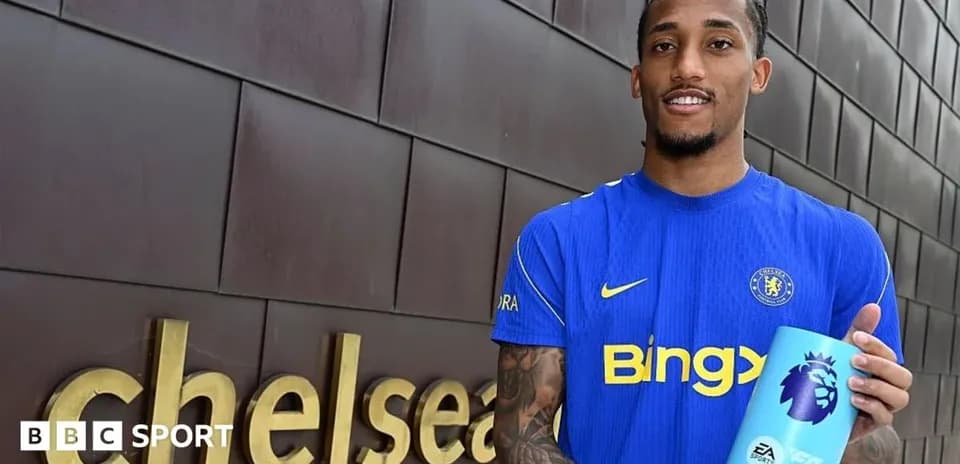 Jugador de Chelsea mostrando un trofeo de Premier League