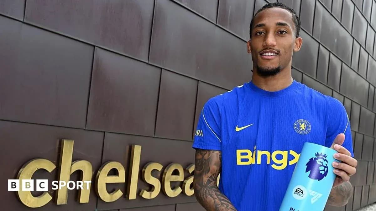 Jugador de Chelsea mostrando un trofeo de Premier League