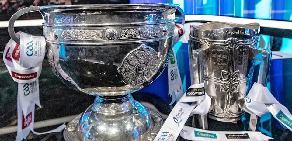 Trofeos de fútbol y hurling GAA en exhibición
