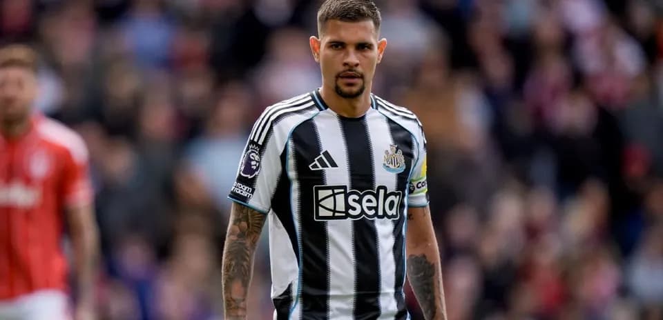 Jugador de Newcastle en el campo durante un partido