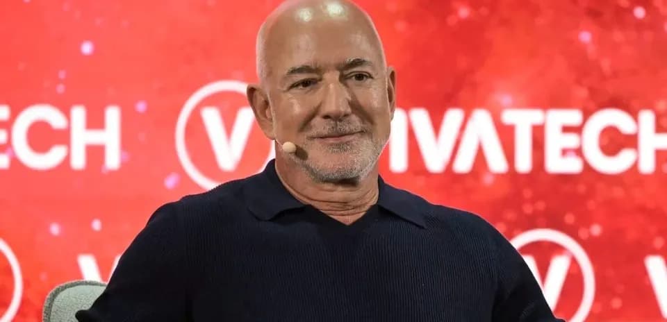 Hombre sentado en conferencia con fondo rojo