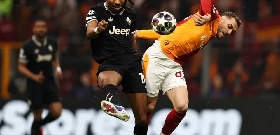 Jugador de Galatasaray luchando por el balón