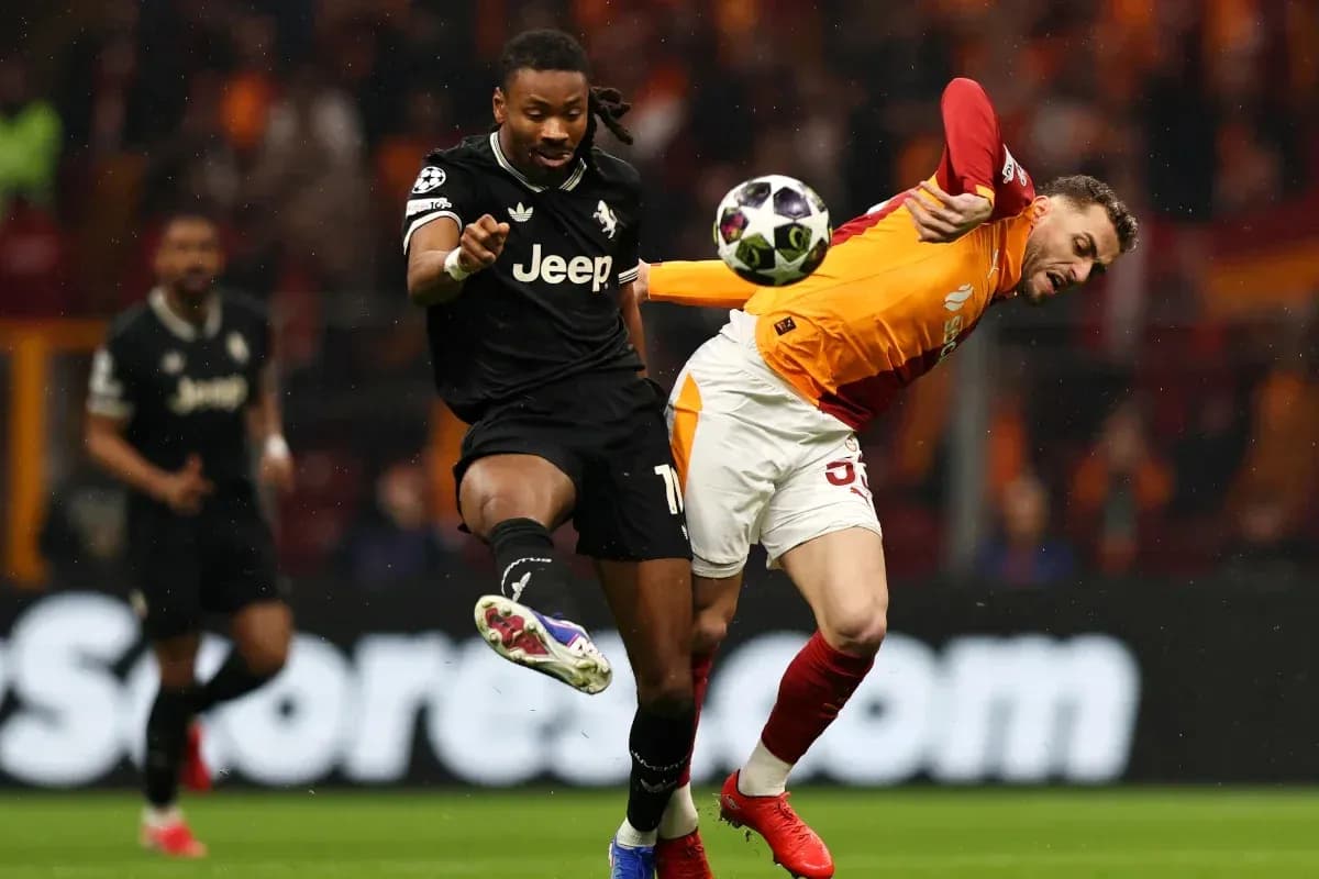 Jugador de Galatasaray luchando por el balón