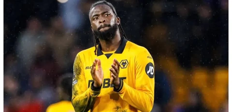 Jugador aplaudiendo tras el partido en el estadio