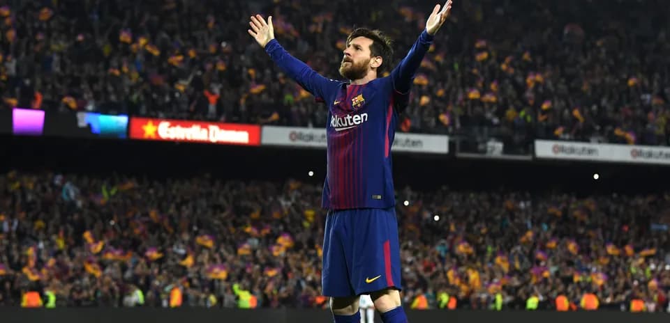 Jugador de Barcelona celebrando ante afición en estadio