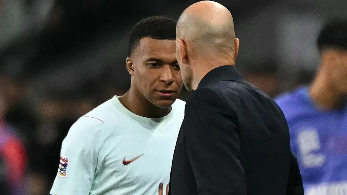 Kylian Mbappé conversando con entrenador en partido