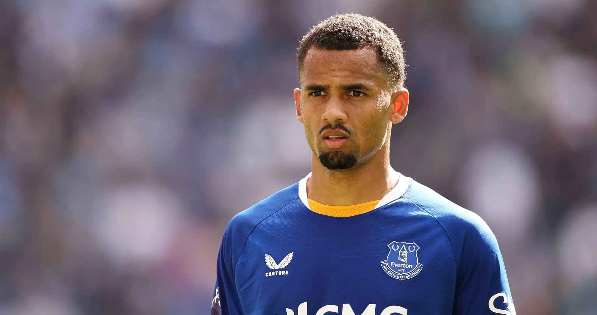 Jugador de Everton en uniforme durante partido