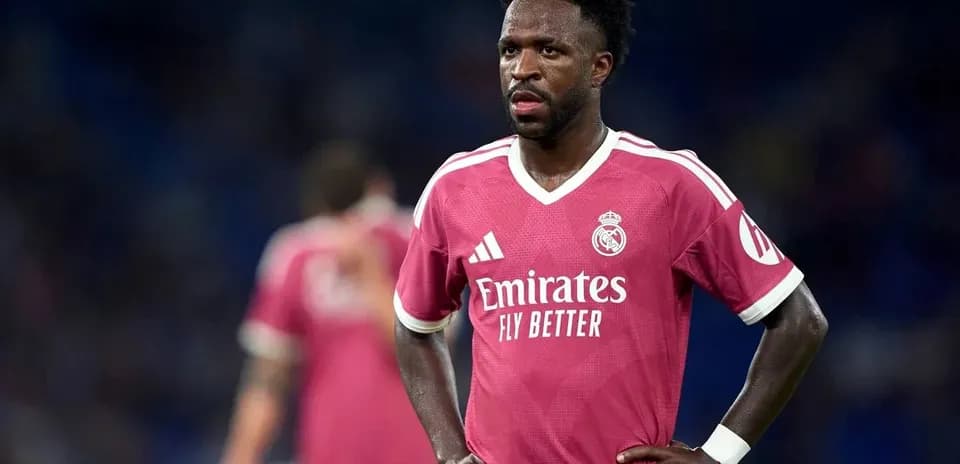 Jugador de Real Madrid en camiseta rosa durante partido