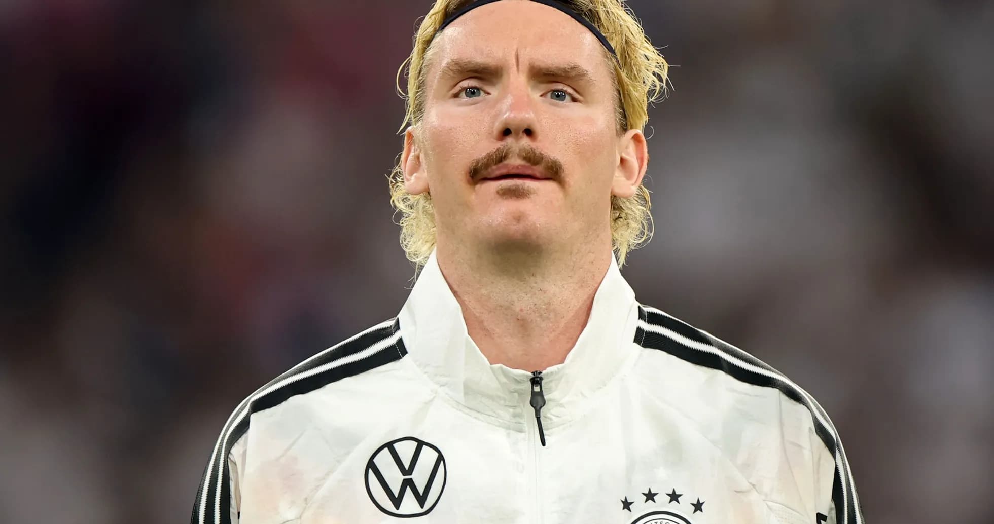 Jugador de Alemania en uniforme de calentamiento