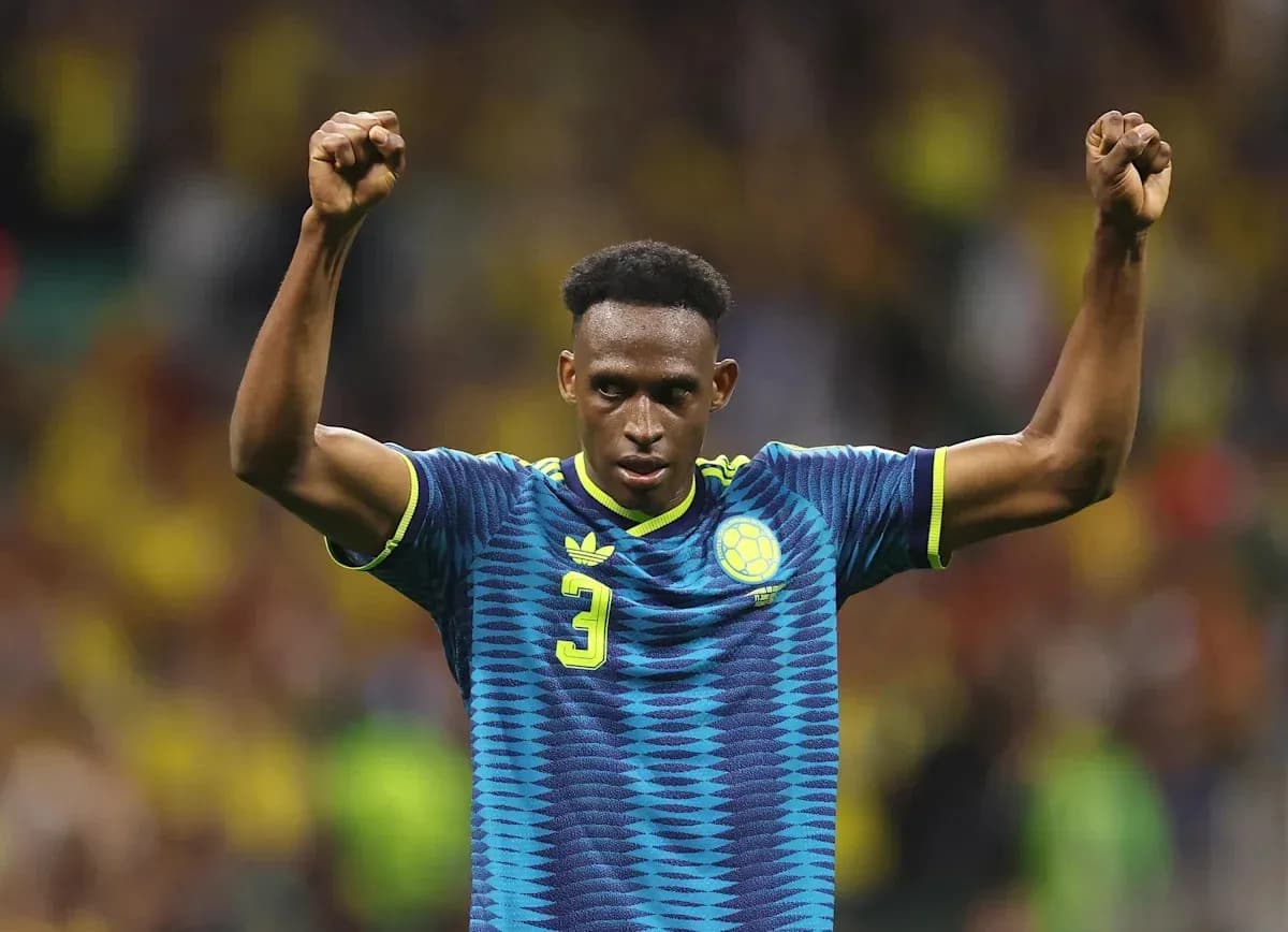 Jugador levantando los brazos en celebración durante partido