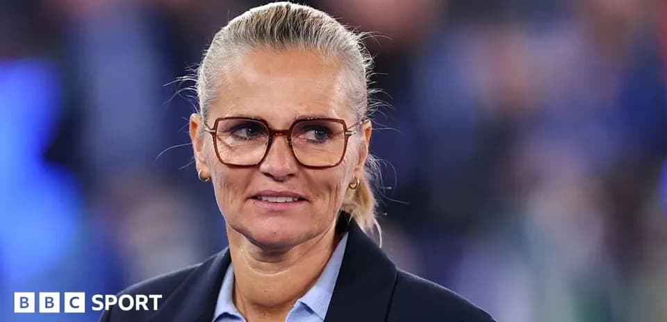 Mujer con gafas en un evento deportivo