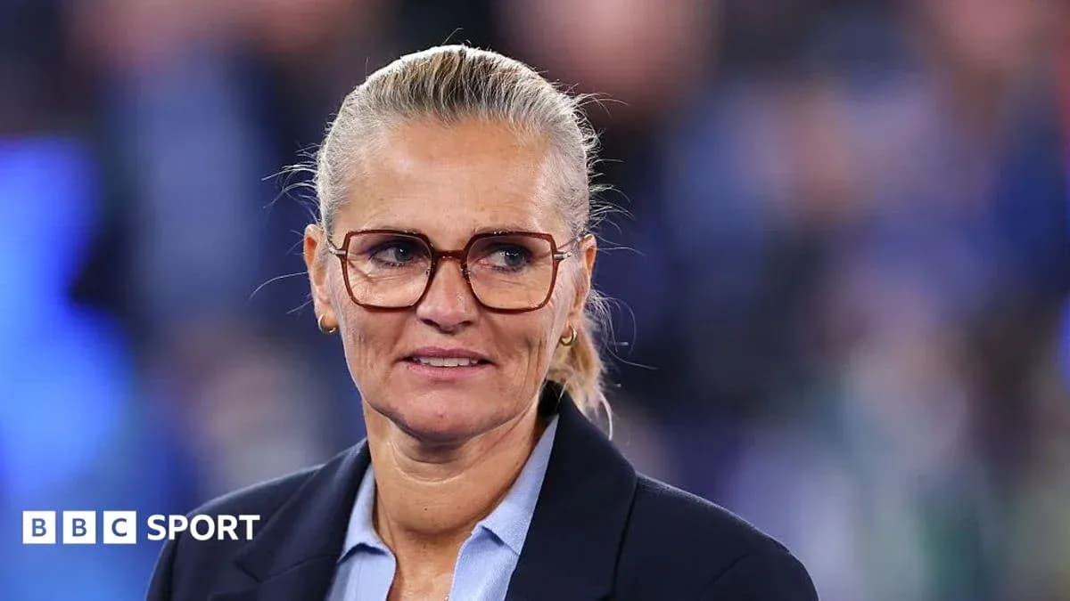Mujer con gafas en un evento deportivo