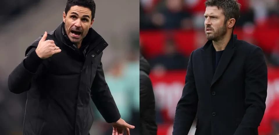 Entrenadores gesticulando durante un partido de fútbol