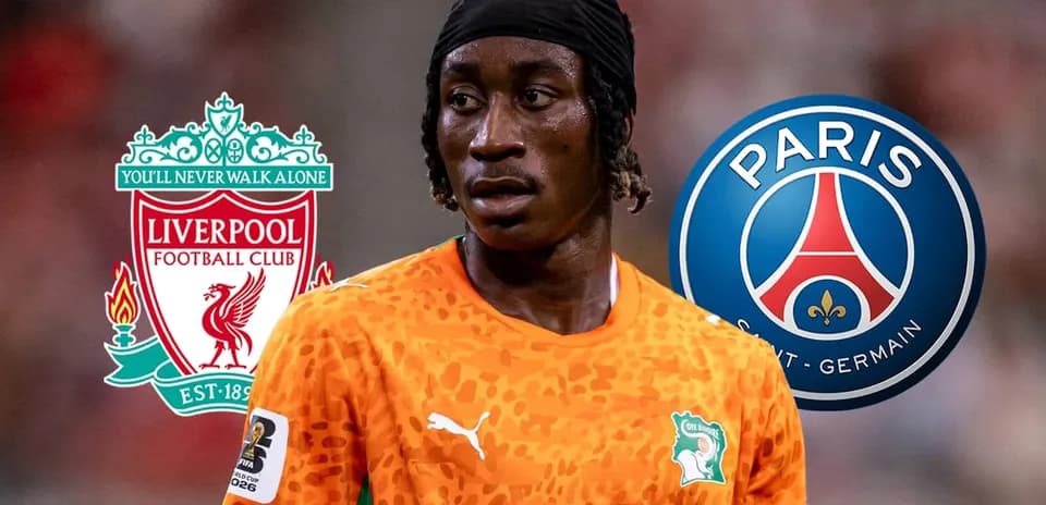 Jugador con camiseta de Costa de Marfil y logos de Liverpool y PSG