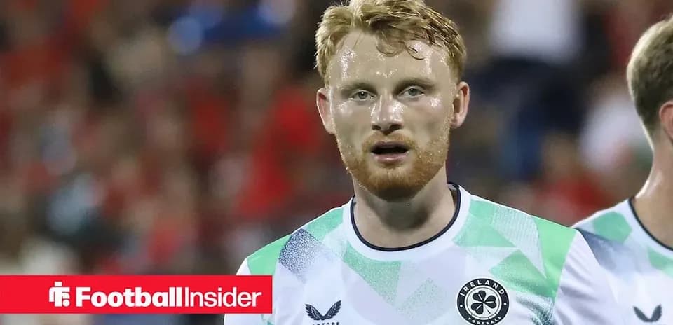 Jugador con camiseta de Irlanda en partido de fútbol