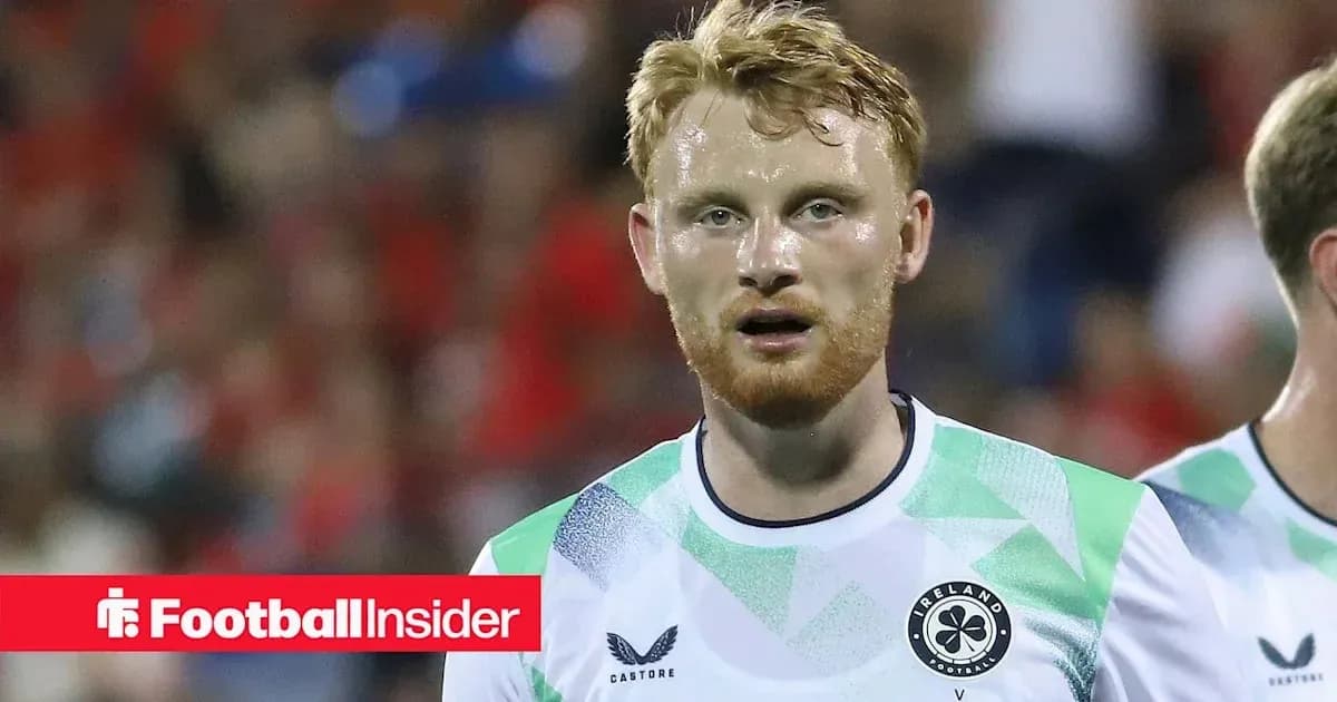Jugador con camiseta de Irlanda en partido de fútbol