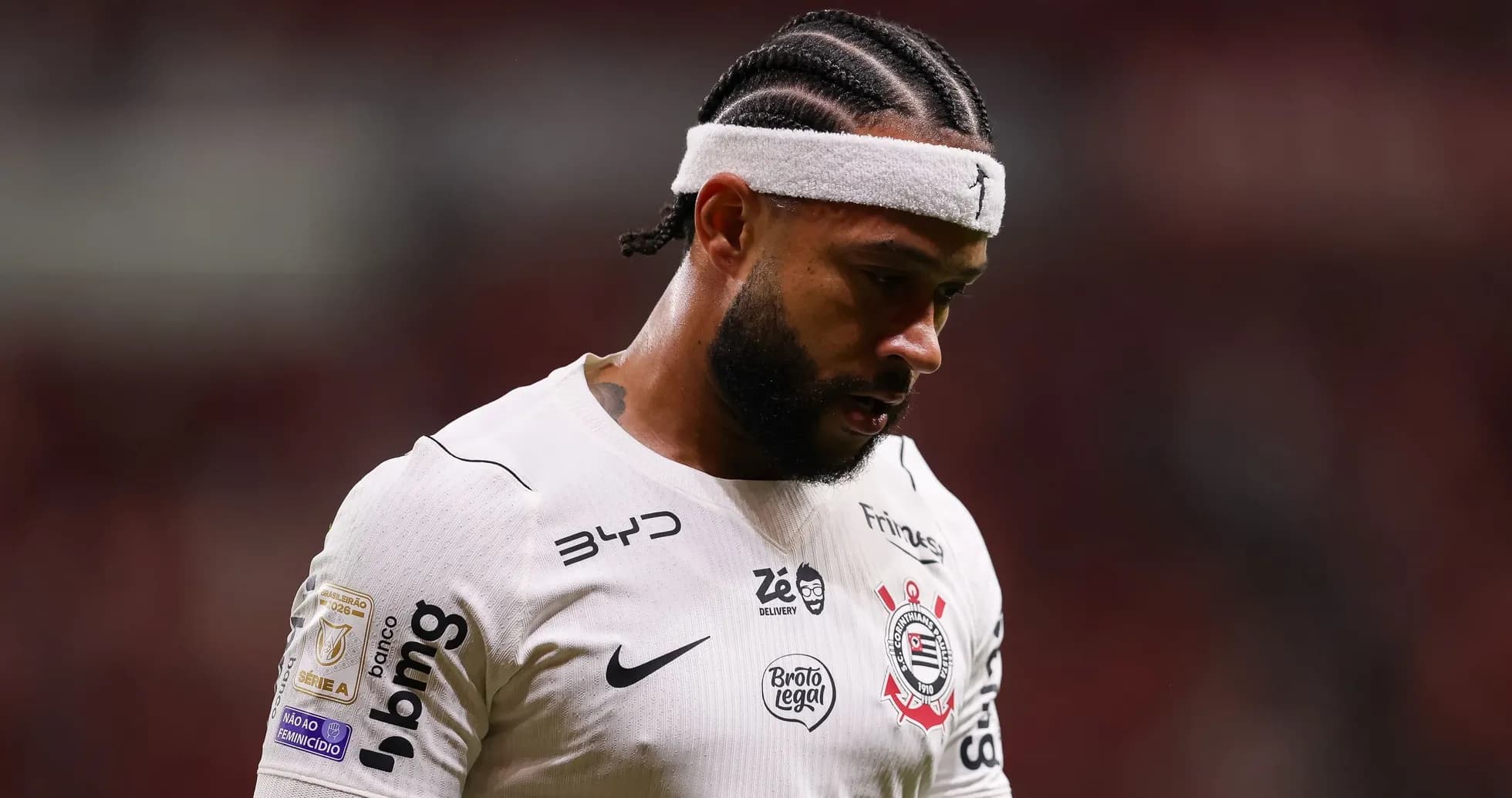 Jugador de fútbol con camiseta blanca en el campo