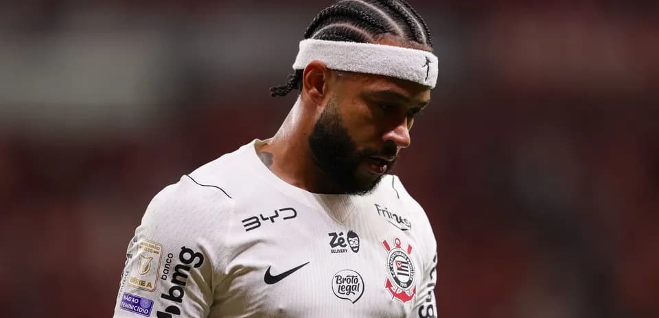 Jugador de fútbol con camiseta blanca en el campo