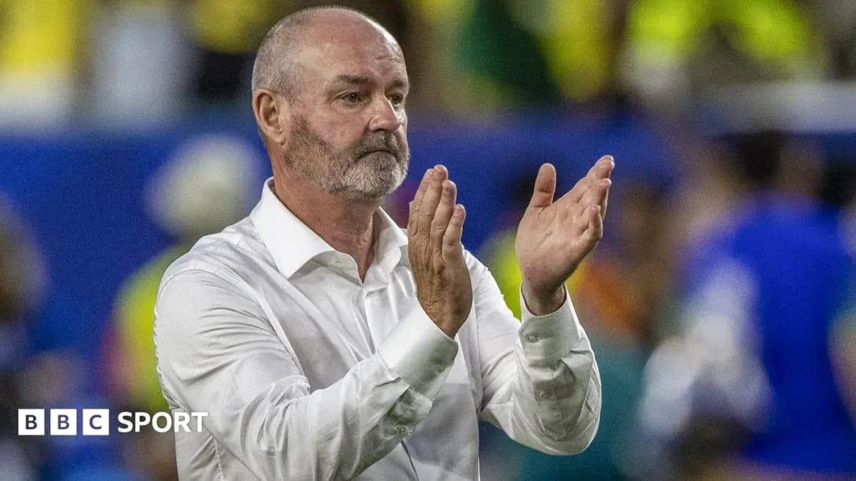 Entrenador aplaudiendo en el campo durante el partido