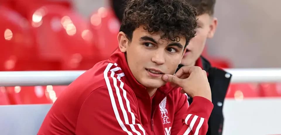Jugador de Liverpool F.C. sentado en la banca