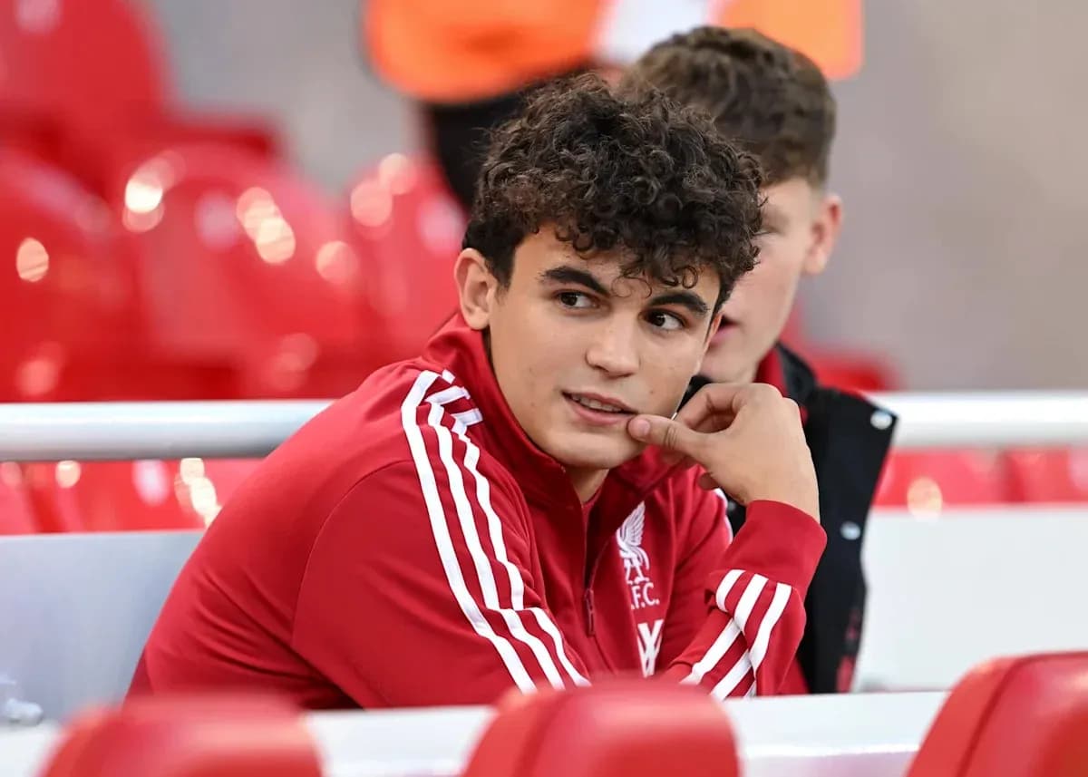 Jugador de Liverpool F.C. sentado en la banca