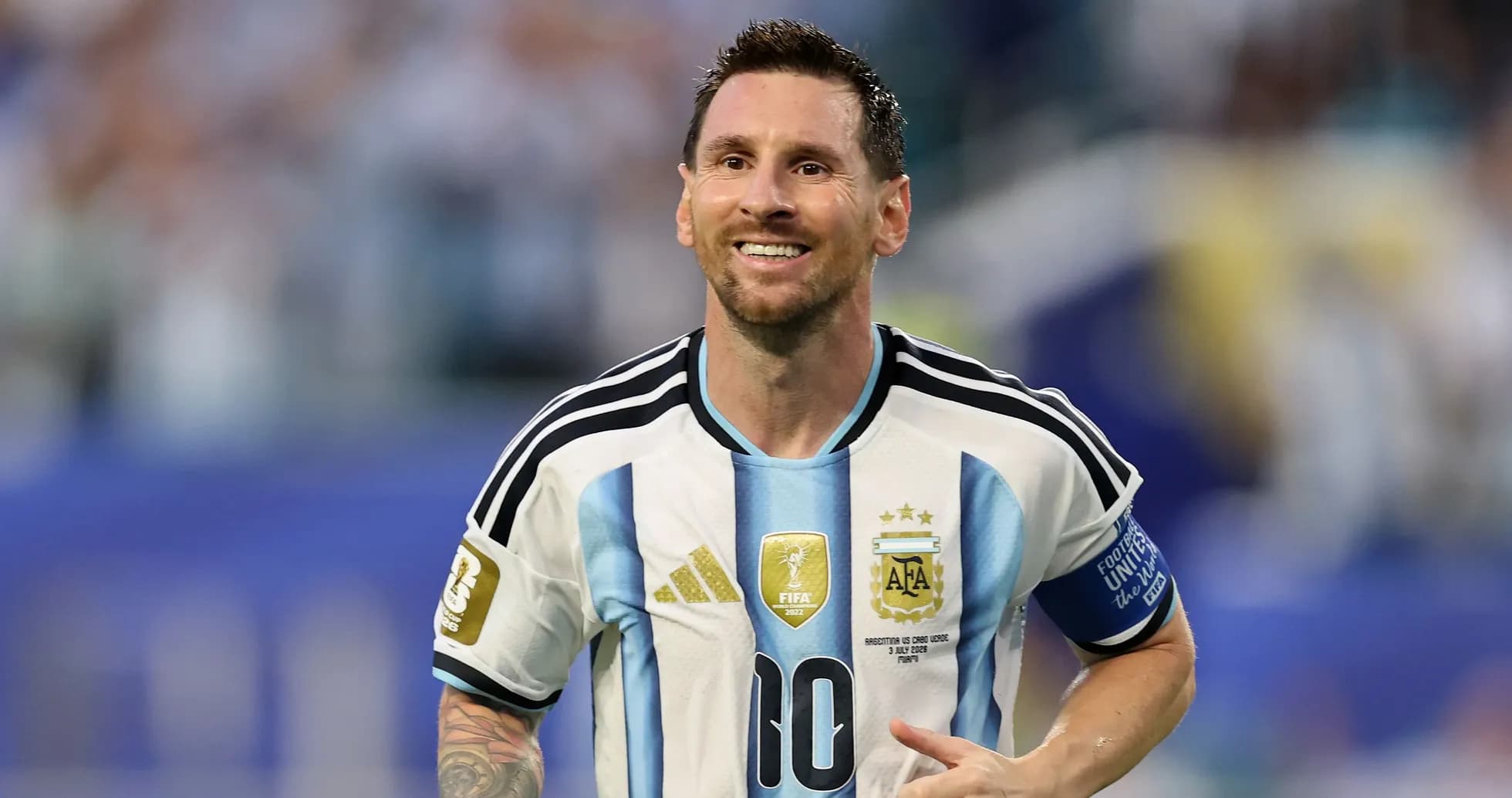 Jugador argentino corriendo con camiseta de la selección