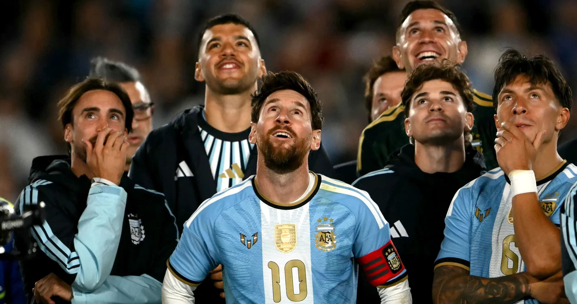 Jugadores de Argentina mirando hacia arriba durante el partido