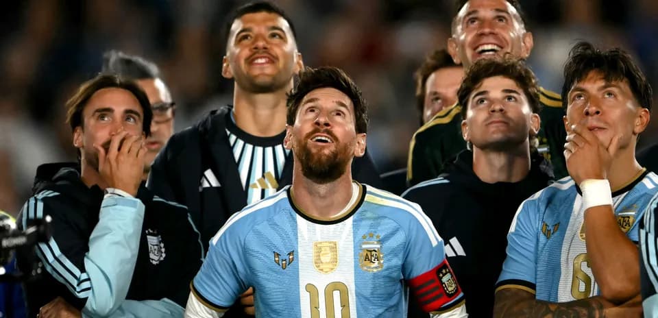 Jugadores de Argentina mirando hacia arriba durante el partido