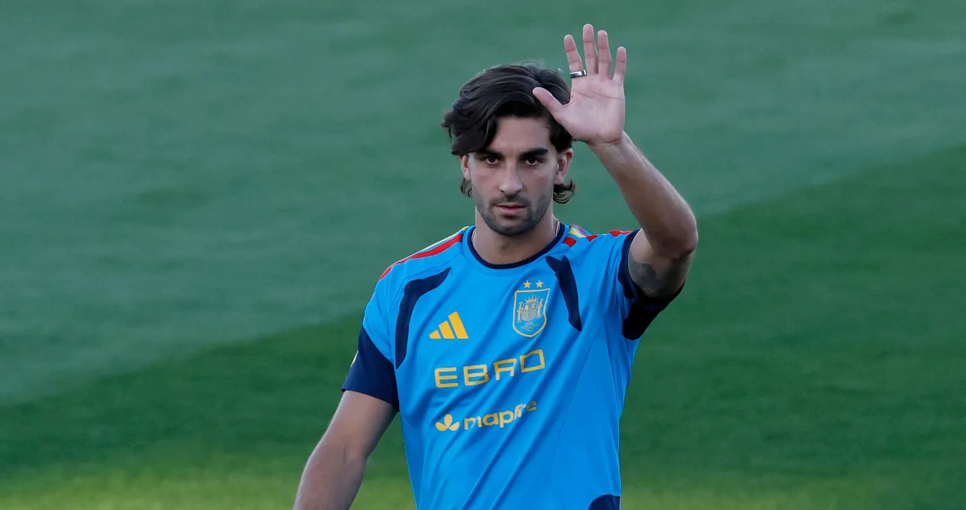 Jugador saludando durante entrenamiento de la selección española