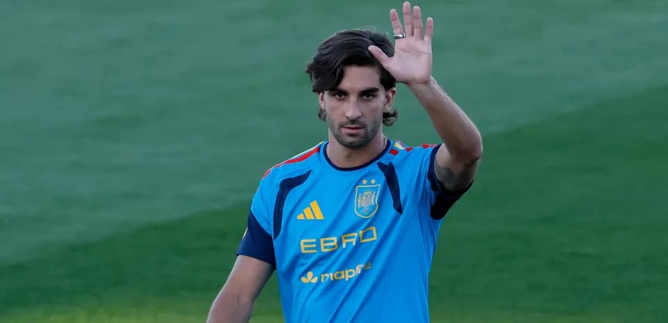 Jugador saludando durante entrenamiento de la selección española