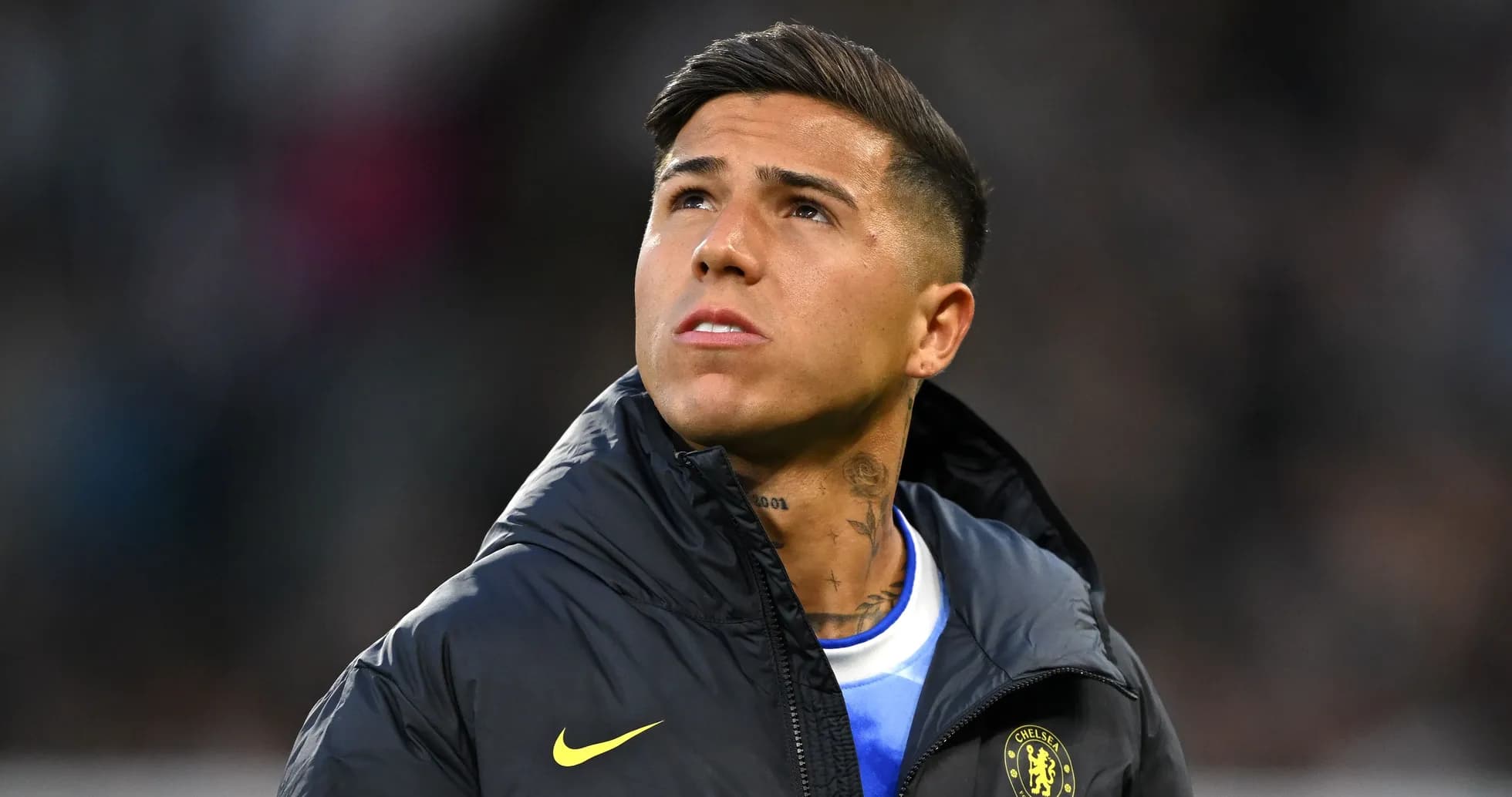 Jugador mirando hacia arriba en el estadio